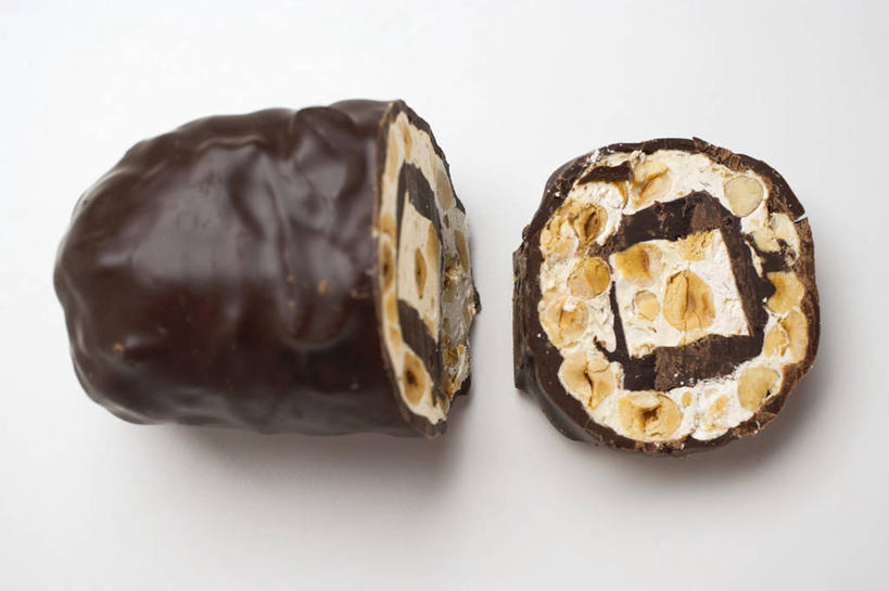 无人,横图,俯视,室内,特写,白天,白色背景,桌面,桌子,阴影,反射,木制,影子,食品,糖,糖果,甜点,甜品,食物,木制品,甜食,摄影,影棚,牛轧糖,鸟结糖,纽结糖,彩图,高角度拍摄,影棚拍摄,拍摄