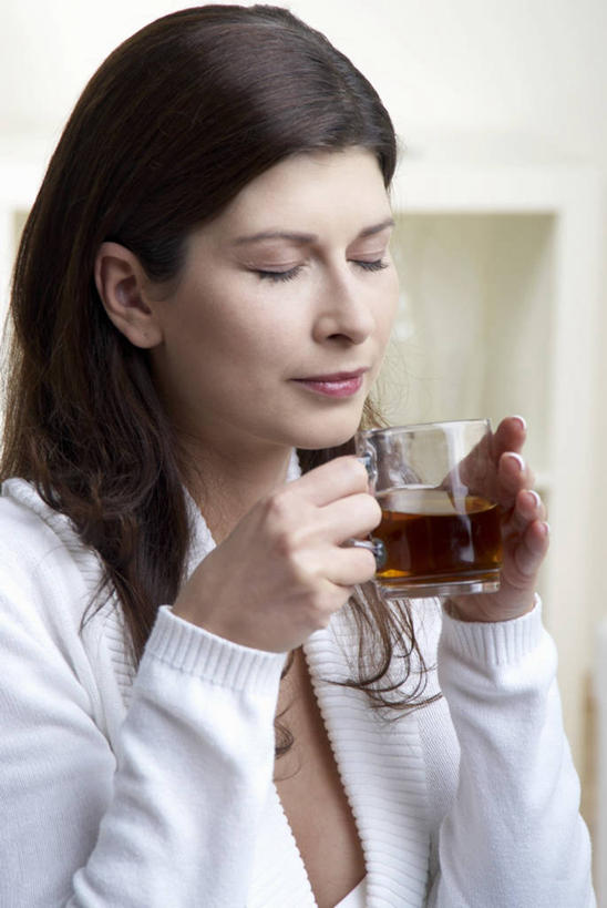 西方人,一个人,站,闭眼,竖图,室内,白天,正面,幸福,茶,杯子,玻璃,欧洲,欧洲人,仅一个年轻女性,仅一个女性,仅一个人,握,服装,茶叶,一杯,拿,拿着,休闲装,娱乐,闻,玻璃制品,一个,衣服,白色,水杯,站着,享受,休闲,温馨,休闲服,放松,乐趣,握着,服饰,单个,嗅,提神,舒适,醒脑,年轻女性,女人,女性,白种人,茶杯,闭眼睛,闭着眼,闭着眼睛,站立,半身,彩图