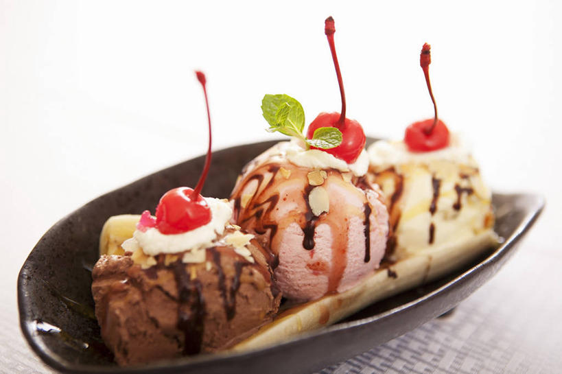 无人,横图,俯视,室内,特写,白天,白色背景,桌面,桌子,草莓,浆果,香蕉,樱桃,水果,阴影,新鲜,反射,木制,影子,陶瓷,生食,食品,糖,糖果,冰激凌,甜点,甜品,果实,陶瓷制品,清凉,食物,一个,木制品,容器,碗,甜食,冷饮,巧克力,舒服,冰淇淋,摄影,有机食品,绿色食品,影棚,单个,储藏,朱古力,黑巧克力,解暑,储存,解渴,雪糕,舒爽,冰糕,消暑,樱珠,莺桃,英桃,洋莓,楔桃,水果皇后,牛桃,荆桃,红莓,甘蕉,地莓,彩图,高角度拍摄,影棚拍摄,拍摄,香蕉船,贮存