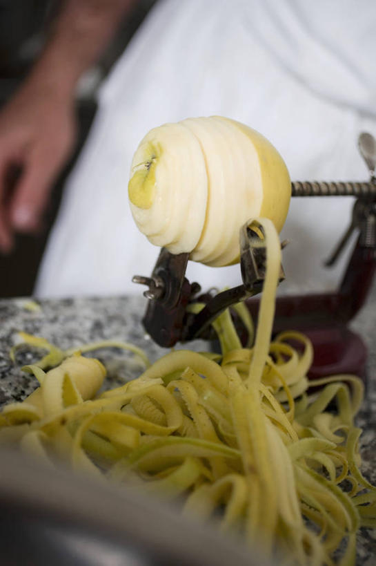 西方人,手,一个人,厨师,站,竖图,俯视,室内,特写,白天,工作服,制服,苹果,水果,金属制品,欧洲,欧洲人,仅一个男性,仅一个人,朦胧,模糊,新鲜,金属,工具,生食,食品,果实,刀具,食物,仅一个年轻男性,白色,刀,站着,手部,有机食品,绿色食品,削皮器,工作制服,去皮,男人,男性,年轻男性,白种人,厨师长,厨子,大厨,主厨,站立,半身,彩图,高角度拍摄,工作套服