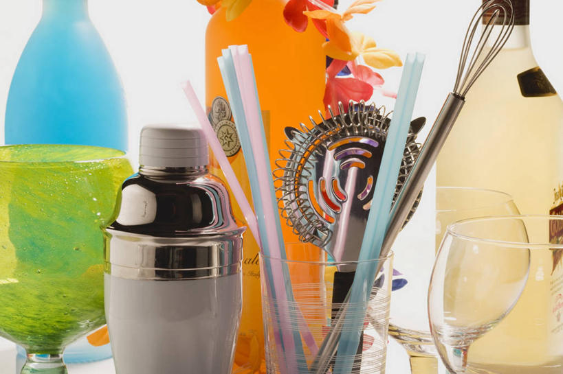 无人,横图,室内,特写,白天,正面,桌面,桌子,杯子,金属制品,阴影,反射,金属,木制,高脚杯,滤器,影子,勺子,塑料,调酒器,玻璃制品,酒杯,木制品,塑料制品,吸管,空心,调酒壶,漏勺,饮管,鸡尾酒杯,调酒瓶,雪克杯,雪克壶,摇酒壶,摇酒器,玻璃杯,彩图,圆柱状