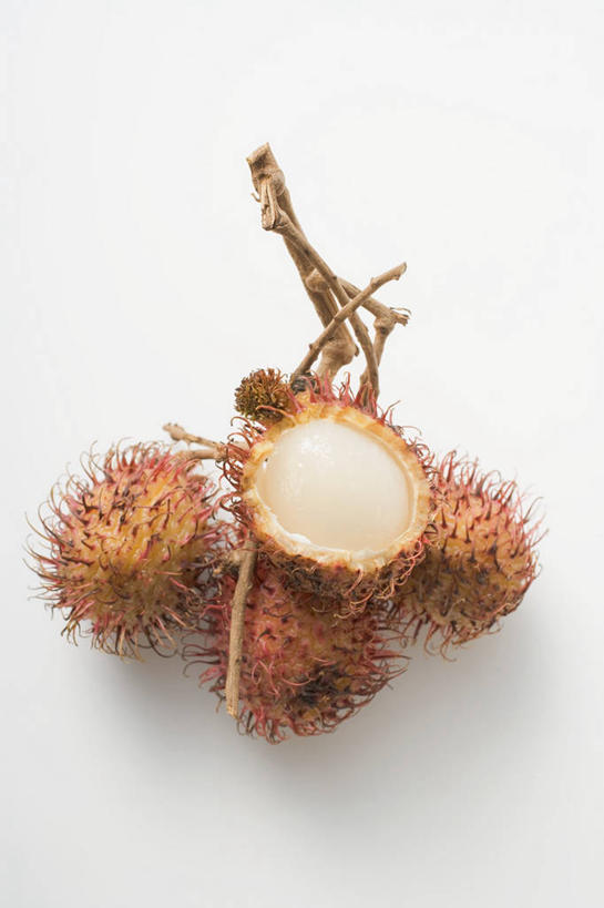 无人,竖图,俯视,室内,特写,白天,白色背景,桌面,桌子,水果,阴影,新鲜,反射,木制,影子,生食,食品,果实,食物,木制品,摄影,有机食品,绿色食品,影棚,红毛丹,韶子,毛龙眼,毛荔枝,彩图,高角度拍摄,影棚拍摄,拍摄