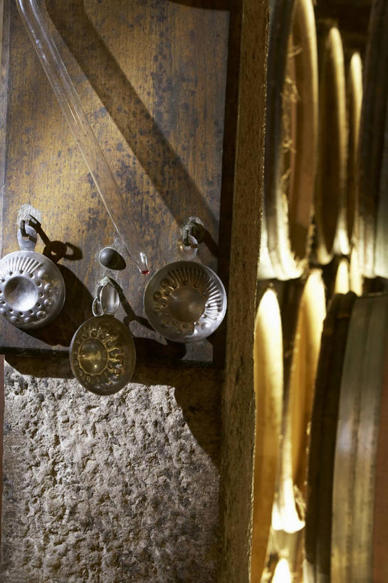 红酒,葡萄酒,无人,竖图,室内,特写,白天,正面,一排,许多,整齐,木桶,桶,酒类,很多,酒,饮料,排列,容器,红葡萄酒,储藏,堆,储存,队列,彩图,贮存