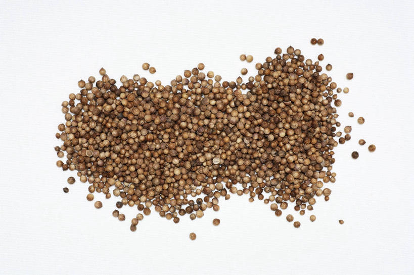 无人,横图,俯视,室内,特写,白天,白色背景,桌面,桌子,一堆,许多,阴影,堆叠,堆积,反射,木制,影子,调味,香料,佐料,很多,木制品,摄影,影棚,堆,配料,胡荽籽,作料,香菜籽,芫荽籽,须菜籽,彩图,高角度拍摄,影棚拍摄,拍摄