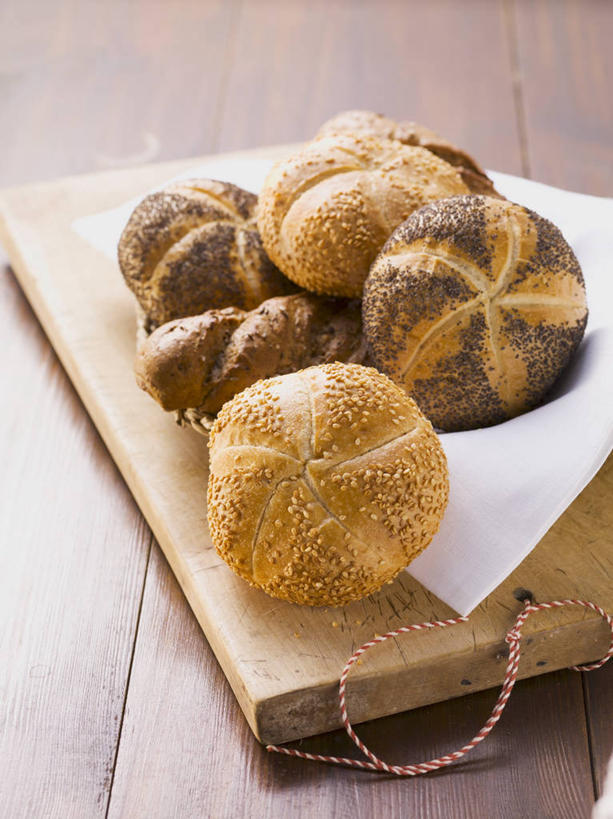 点心,面包,无人,竖图,俯视,室内,特写,白天,餐桌,桌子,一块,许多,阴影,反射,木制,影子,芝麻,食品,面点,案板,很多,砧板,食物,糕点,木制品,餐台,罂粟籽,小圆面包,脂麻,胡麻,白麻,巨胜子,油麻,阿芙蓉,彩图,高角度拍摄,米囊,御米