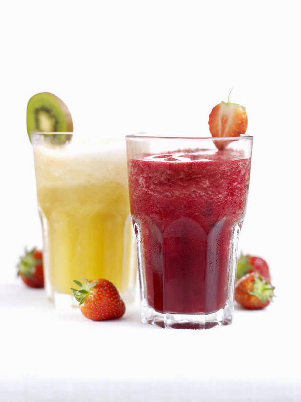 无人,竖图,室内,特写,白天,白色背景,正面,餐桌,桌子,草莓,浆果,猕猴桃,杯子,水果,切开,阴影,新鲜,反射,影子,生食,食品,甜点,甜品,果实,两杯,玻璃制品,食物,饮料,两个,红色,绿色,水杯,甜食,切,冰淇淋,摄影,有机食品,绿色食品,影棚,餐台,鲜奶,奶昔,剖面,切面,草莓奶昔,玻璃杯,洋莓,水果皇后,奇异果,猕猴梨,红莓,地莓,彩图,影棚拍摄,拍摄,芒果奶昔