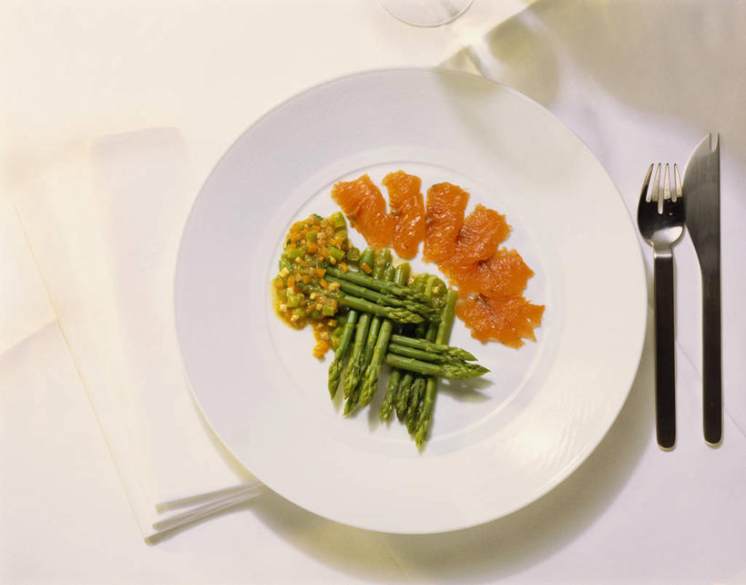 三文鱼,生鱼片,无人,横图,俯视,室内,特写,白天,白色背景,餐桌,桌子,鲑鱼,芦笋,蔬菜,餐具,阴影,新鲜,反射,叉子,刀叉,刀子,碟子,盘,影子,肉,鱼肉,鱼片,食品,肉类,食物,三个,盘子,餐巾,碟,摄影,有机食品,绿色食品,影棚,餐台,大马哈鱼,餐刀,肉食,餐叉,撒蒙鱼,萨门鱼,冰海之皇,鲑,马哈鱼,麻哈鱼,大麻哈鱼,沙西米,保洁方巾,口布,进餐用具,猪尾巴,药鸡豆子,石刁柏,蚂蚁杆,龙须菜,狼尾巴根,彩图,高角度拍摄,影棚拍摄,拍摄,红点鲑,刺身