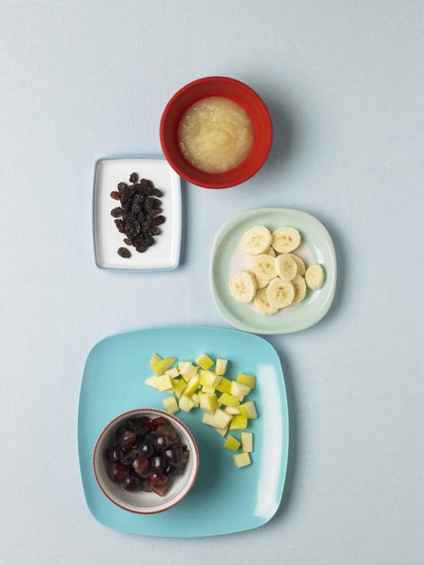 无人,竖图,俯视,室内,特写,白天,餐桌,桌子,苹果,梨,葡萄,餐具,水果,五个,许多,阴影,新鲜,反射,碟子,盘,影子,陶瓷,生食,食品,果实,陶瓷制品,食物,盘子,容器,碟,碗,果酱,葡萄干,香梨,有机食品,绿色食品,餐台,储藏,储存,苹果酱,果子酱,乌珠木,生梨,山葫芦,蒲桃,草龙珠,彩图,高角度拍摄,贮存