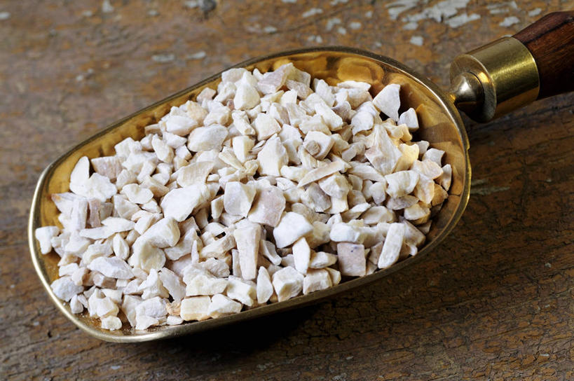 无人,横图,俯视,室内,特写,白天,餐桌,桌子,一堆,阴影,堆叠,堆积,反射,影子,勺子,一个,白色,调羹,汤匙,单个,餐台,堆,惜别,不舍,情有独钟,红药,将离,婪尾春,离草,犁食,芍药,余容,彩图,高角度拍摄,白花芍药,白芍,白芍药