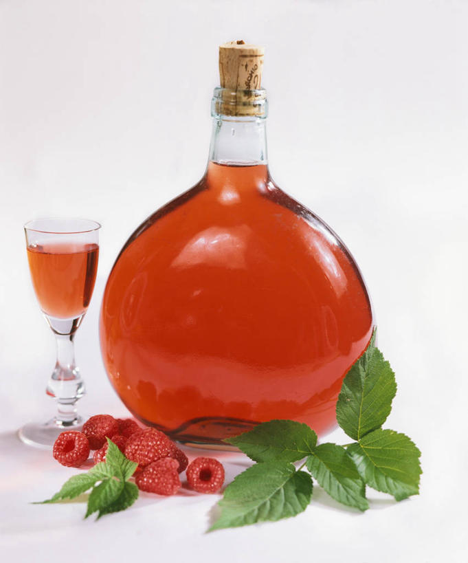 无人,竖图,俯视,室内,特写,白天,白色背景,餐桌,桌子,杯子,水果,叶子,阴影,新鲜,反射,影子,生食,食品,果实,绿叶,酒类,一杯,玻璃制品,酒,酒瓶,食物,饮料,两个,红色,玻璃瓶,酒杯,瓶子,嫩叶,摄影,有机食品,绿色食品,影棚,餐台,山莓,树莓,三月泡,四月泡,山抛子,刺葫芦,悬钩子,馒头菠,高脚菠,龙船泡,泡儿刺,利口酒,蒸馏酒,餐后甜酒,叶,叶片,玻璃杯,彩图,高角度拍摄,影棚拍摄,拍摄,利口酒杯