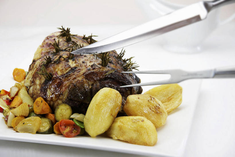 无人,横图,俯视,室内,特写,白天,烹饪,餐桌,桌子,蔬菜,土豆,西红柿,小番茄,餐具,切开,阴影,新鲜,反射,叉子,刀叉,刀子,碟子,盘,影子,肉,料理,食品,羊肉,菜肴,美食,肉类,食物,三个,盘子,碟,切,佳肴,有机食品,绿色食品,餐台,餐刀,剖面,肉食,羊腿,餐叉,切面,馍馍蛋,小西红柿,樱桃小番茄,珍珠小番茄,进餐用具,樱桃番茄,洋芋,圣女果,山药蛋,马铃薯,番茄,彩图,高角度拍摄,烤羊腿,羊腿肉