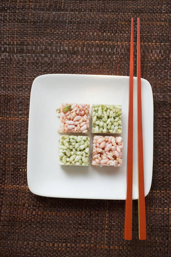 点心,无人,竖图,俯视,室内,特写,白天,餐桌,筷子,桌子,餐具,一排,一双,阴影,整齐,并列,并排,反射,碟子,盘,图形,影子,食品,甜点,甜品,几何,立方体,正方体,文化,传统,小吃,食物,糕点,排列,一个,盘子,碟,甜食,四块,单个,餐台,礼节,队列,数学,礼仪,平行,米糕,进餐用具,彩图,高角度拍摄,几何图形,立体几何,立体图形,正六面体