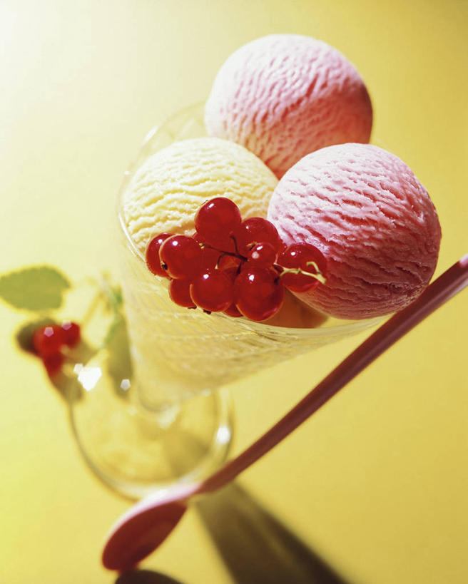 无人,竖图,俯视,室内,特写,白天,餐桌,桌子,浆果,水果,玻璃,一堆,阴影,堆叠,堆积,黄色背景,新鲜,反射,影子,勺子,灯笼果,生食,食品,冰激凌,果实,清凉,玻璃制品,食物,两个,容器,调羹,汤匙,碗,冷饮,舒服,冰淇淋,草莓冰激凌,摄影,有机食品,绿色食品,影棚,餐台,储藏,堆,解暑,储存,解渴,雪糕,红醋栗,舒爽,冰糕,消暑,醋栗,彩图,高角度拍摄,影棚拍摄,拍摄,香草冰淇淋,贮存