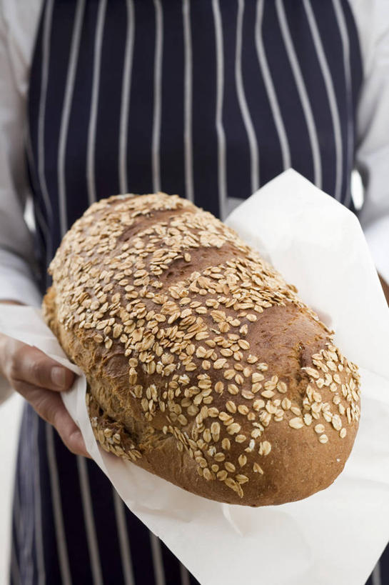 点心,面包,西方人,手,一个人,站,竖图,室内,特写,白天,正面,欧洲,欧洲人,仅一个年轻女性,仅一个女性,仅一个人,握,服装,围裙,食品,面点,燕麦,拿,拿着,食物,糕点,一个,衣服,站着,手部,握着,服饰,单个,衣着,穿着,玉麦,铃铛麦,裸燕麦,雀麦,野麦,莜麦,衣饰,年轻女性,女人,女性,白种人,站立,半身,彩图,燕麦面包