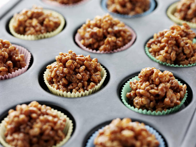 点心,无人,横图,俯视,室内,特写,白天,餐桌,桌子,一排,阴影,整齐,并列,并排,反射,影子,食品,糖,糖果,甜点,甜品,食物,糕点,排列,甜食,巧克力,餐台,朱古力,纸托,队列,炒米,平行,蛋糕托,蛋糕托纸,蛋糕纸托,彩图,高角度拍摄