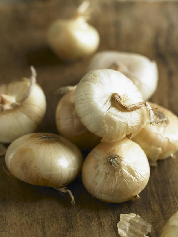 无人,竖图,俯视,室内,特写,白天,餐桌,桌子,蔬菜,洋葱,一堆,许多,阴影,堆叠,堆积,朦胧,模糊,新鲜,反射,影子,食品,很多,食物,有机食品,绿色食品,餐台,堆,玉葱,圆葱,洋葱头,球葱,葱头,彩图,高角度拍摄,白洋葱