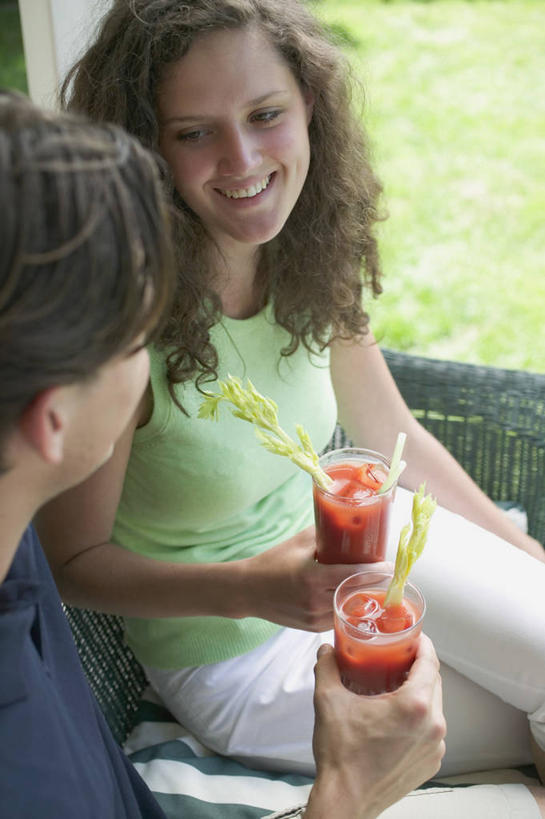 西方人,两个人,伙伴,朋友,坐,笑,微笑,露齿笑,竖图,室外,白天,侧面,友谊,草地,草坪,植物,杯子,欧洲,欧洲人,握,服装,酒类,两杯,拿,拿着,扭头,注视,休闲装,文化,玻璃制品,酒,草,饮料,衣服,绿色,水杯,鸡尾酒,观察,看,转头,休闲,休闲服,调酒,握着,服饰,观看,察看,创造,关注,想象,血腥玛丽,血腥玛丽鸡尾酒,友情,女人,女性,中年女性,白种人,玻璃杯,坐着,半身,彩图