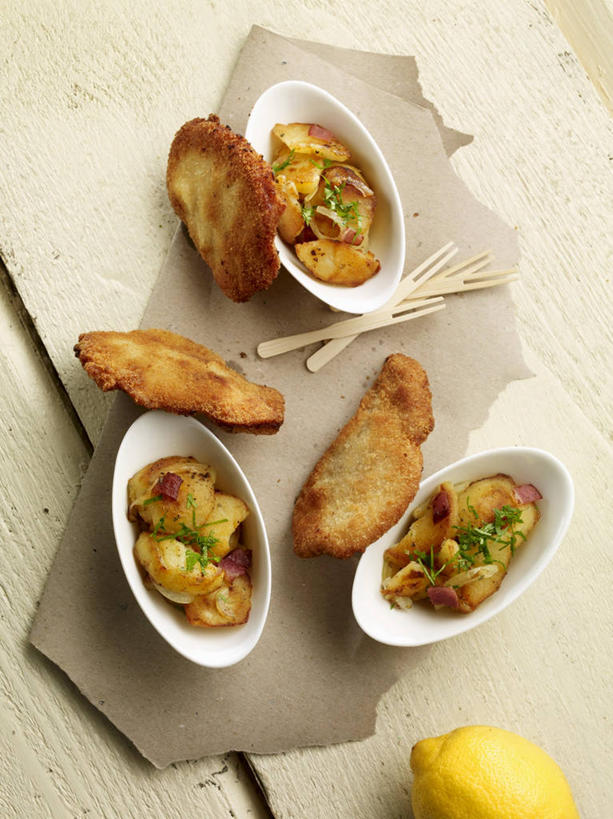 无人,竖图,俯视,室内,特写,白天,餐桌,桌子,柠檬,蔬菜,土豆,水果,许多,阴影,新鲜,反射,影子,陶瓷,鸡肉,肉,生食,食品,果实,陶瓷制品,很多,蔬果,肉类,食物,容器,碗,有机食品,绿色食品,餐台,储藏,储存,肉食,鸡胸肉,馍馍蛋,益母果,柠果,洋芋,山药蛋,马铃薯,彩图,高角度拍摄,贮存