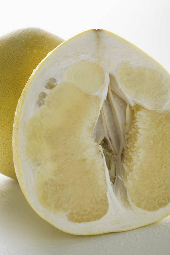 无人,竖图,俯视,室内,特写,白天,白色背景,餐桌,桌子,柚子,水果,切开,阴影,新鲜,反射,影子,生食,食品,果实,食物,两个,黄色,切,摄影,有机食品,绿色食品,影棚,餐台,剖面,切面,柚,文旦,团圆果,彩图,高角度拍摄,影棚拍摄,拍摄