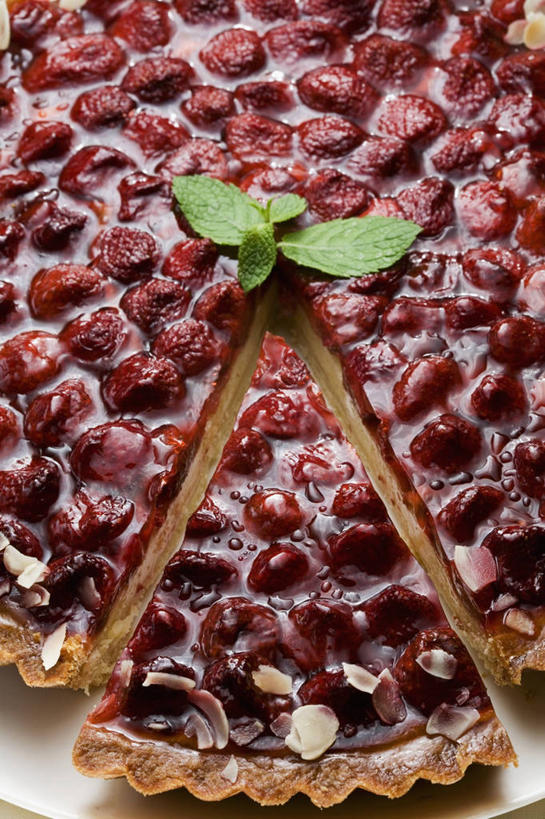 点心,无人,竖图,俯视,室内,特写,白天,下午茶,餐桌,桌子,草莓,浆果,杏仁,水果,叶子,阴影,新鲜,反射,影子,生食,薄荷,食品,坚果,果实,绿叶,银丹草,蛋挞,食物,糕点,干果,嫩叶,有机食品,绿色食品,餐台,斑叶凤梨薄荷,夜息香,蛋塔,胡椒薄荷,叶,叶片,杏子,杏梅仁,杏核仁,木落子,苦杏仁,洋莓,水果皇后,红莓,地莓,彩图,高角度拍摄,草莓蛋挞