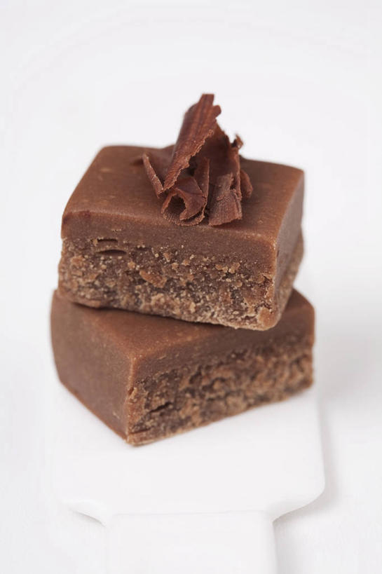 无人,竖图,俯视,室内,特写,白天,白色背景,餐桌,桌子,两块,一堆,切开,阴影,堆叠,堆积,反射,影子,食品,糖,糖果,甜点,甜品,棕色,食物,甜食,切,摄影,影棚,餐台,堆,剖面,切面,牛轧糖,鸟结糖,纽结糖,彩图,高角度拍摄,影棚拍摄,拍摄