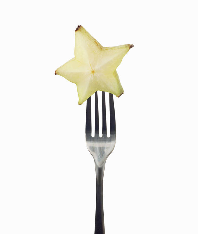 无人,竖图,室内,特写,白天,白色背景,正面,餐具,水果,一片,切开,阴影,新鲜,反射,叉子,影子,生食,食品,果实,食物,一个,绿色,杨桃,切,摄影,有机食品,绿色食品,影棚,单个,五敛子,三廉子,阳桃,洋桃,剖面,餐叉,切面,进餐用具,彩图,影棚拍摄,拍摄