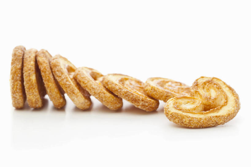 点心,无人,横图,俯视,室内,特写,白天,白色背景,餐桌,桌子,一排,许多,阴影,整齐,反射,影子,食品,甜点,甜品,很多,小吃,食物,糕点,排列,甜食,摄影,影棚,餐台,队列,蝴蝶酥,彩图,高角度拍摄,影棚拍摄,拍摄