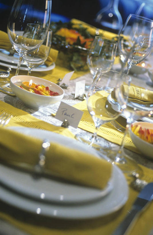 无人,竖图,俯视,室内,特写,白天,餐桌,桌子,杯子,餐具,许多,阴影,朦胧,模糊,反射,叉子,刀叉,刀子,碟子,高脚杯,盘,影子,陶瓷,陶瓷制品,红酒杯,很多,玻璃制品,盘子,酒杯,容器,碟,碗,餐台,储藏,葡萄酒杯,储存,餐刀,请帖,书信,餐叉,玻璃杯,进餐用具,彩图,高角度拍摄,简帖,贮存,请柬