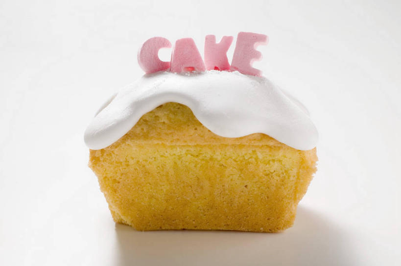 点心,无人,横图,俯视,室内,特写,白天,白色背景,下午茶,餐桌,桌子,一块,阴影,反射,英文,标志,文字,影子,字符,字母,食品,甜点,甜品,标识,食物,糕点,甜食,奶油,摄影,影棚,餐台,英文字母,乳制品,激凌,克林姆,淇淋,彩图,高角度拍摄,影棚拍摄,拍摄,柠檬蛋糕,蛋糕