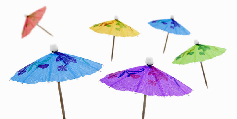 无人,横图,俯视,彩色,室内,特写,白天,白色背景,餐桌,桌子,静物,许多,阴影,装饰,反射,伞,影子,纸伞,很多,摄影,影棚,餐台,五颜六色,华丽,修饰,色彩斑斓,点缀,五彩缤纷,小伞,衬托,美观,雅致,雅观,五彩斑斓,鸡尾酒伞,五光十色,酒杯伞,伞签,彩图,高角度拍摄,影棚拍摄,拍摄