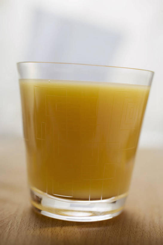 果汁,无人,竖图,室内,特写,白天,正面,餐桌,桌子,杯子,阴影,朦胧,模糊,反射,影子,橙汁,饮品,一杯,玻璃制品,饮料,一个,水杯,单个,餐台,甜橙,可口,适口,玻璃杯,橙子,橙,彩图,鹄壳,黄橙,黄果,金橙,金环,金球,糖橙