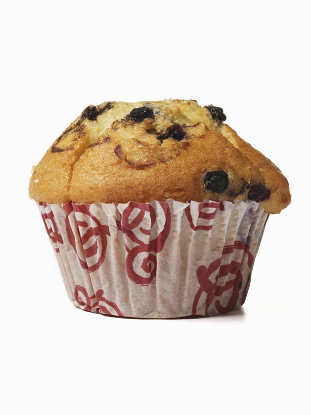 点心,无人,竖图,俯视,室内,特写,白天,白色背景,下午茶,餐桌,桌子,阴影,反射,影子,食品,松饼,食物,糕点,一个,摄影,影棚,单个,餐台,纸托,玛芬蛋糕,蛋糕托,蛋糕托纸,蛋糕纸托,彩图,高角度拍摄,影棚拍摄,拍摄,蓝莓松饼