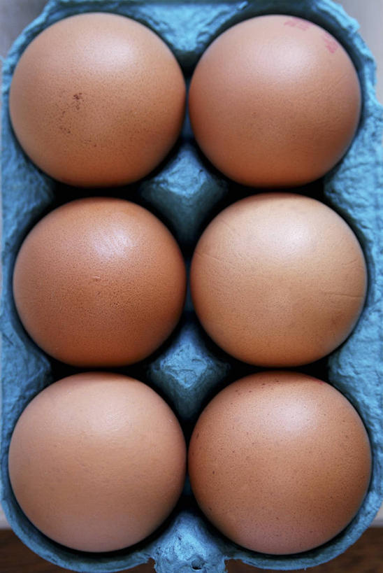 无人,竖图,俯视,室内,特写,白天,餐桌,桌子,一排,许多,阴影,环保,整齐,反射,蛋格,影子,蛋,鸡蛋,排列,能源,餐台,回收,资源,队列,利用,低碳,循环,蛋托,蛋盒,卵,持续,彩图,高角度拍摄