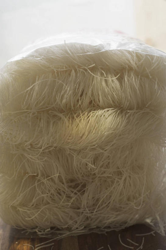 面食,面条,无人,竖图,俯视,室内,特写,白天,烹饪,中餐,餐桌,桌子,袋子,一堆,许多,阴影,堆叠,堆积,反射,影子,塑料,面,料理,食品,菜肴,美食,米粉,食物,塑料制品,中式,佳肴,餐台,堆,塑封,彩图,高角度拍摄,桂林米粉,米面,密封袋,塑封袋