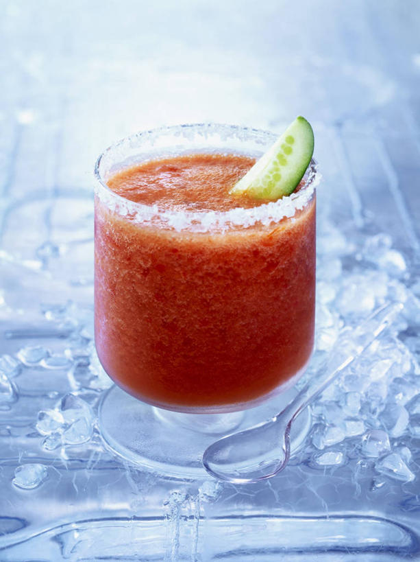 无人,竖图,俯视,室内,特写,白天,餐桌,桌子,黄瓜,蔬菜,杯子,阴影,朦胧,模糊,新鲜,反射,影子,食品,酒类,一杯,文化,玻璃制品,酒,食物,饮料,一个,水杯,鸡尾酒,调酒,有机食品,绿色食品,单个,餐台,创造,横截面,剖面,想象,血腥玛丽,血腥玛丽鸡尾酒,截面,截面图形,玻璃杯,青瓜,胡瓜,彩图,高角度拍摄