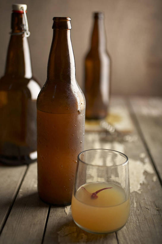 无人,竖图,俯视,室内,特写,白天,餐桌,桌子,杯子,阴影,朦胧,模糊,反射,木制,影子,酒类,红酒瓶,玻璃制品,酒,酒瓶,饮料,玻璃瓶,木制品,瓶子,水杯,餐台,果酒,葡萄酒瓶,苹果酒,玻璃杯,彩图,高角度拍摄