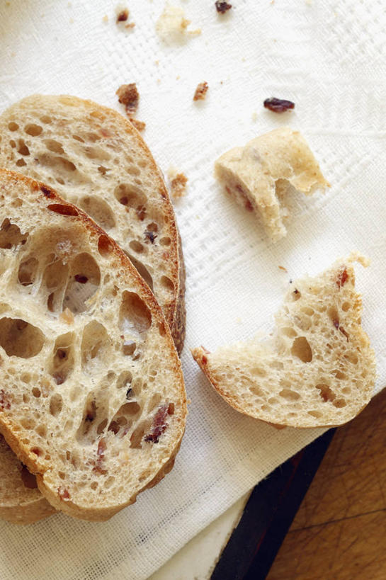 点心,面包,无人,竖图,俯视,室内,特写,白天,餐桌,桌子,阴影,反射,木制,布料,影子,肉,面点,布纹,培根,猪肉,肉类,桌布,糕点,白色,餐巾,木制品,台布,餐台,肉食,豚肉,彩图,高角度拍摄,烟肉,腌熏