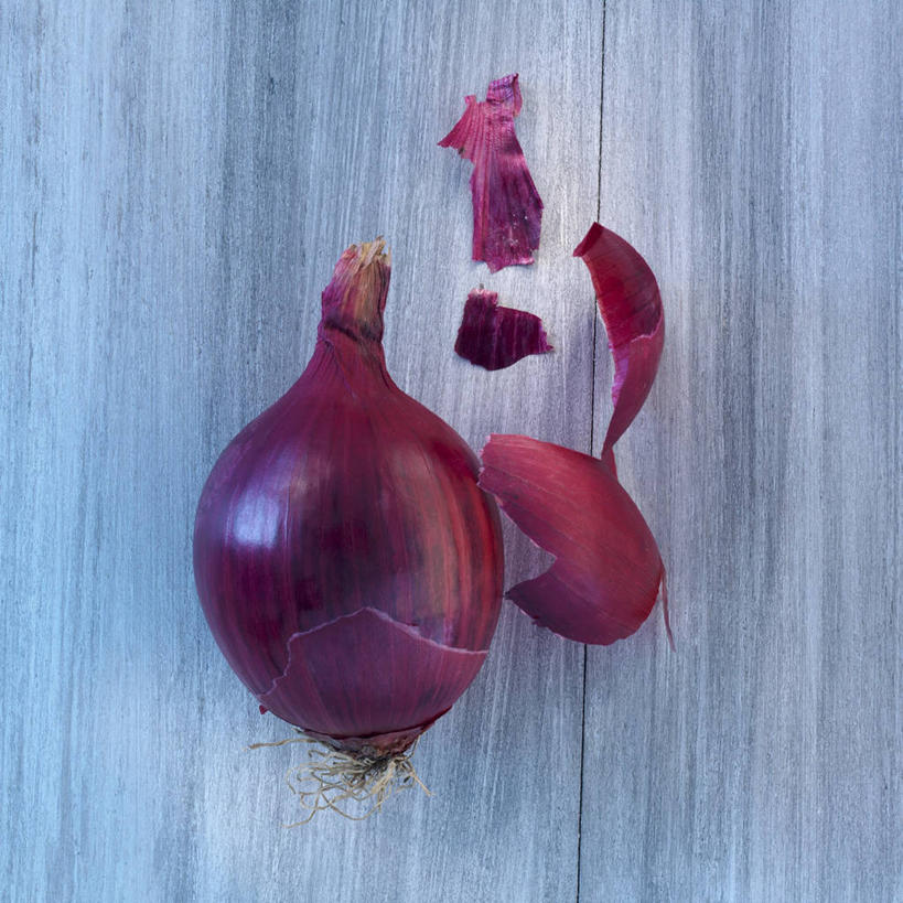 无人,方图,俯视,室内,特写,白天,餐桌,桌子,蔬菜,洋葱,阴影,新鲜,反射,木制,影子,食品,食物,一个,红色,木制品,剥开,有机食品,绿色食品,单个,餐台,玉葱,圆葱,洋葱头,球葱,葱头,彩图,高角度拍摄,红洋葱