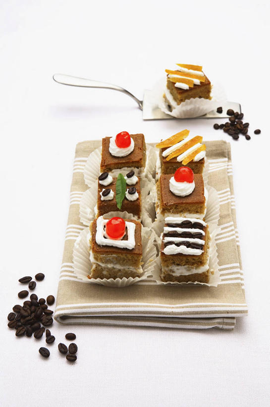 点心,咖啡,无人,竖图,俯视,室内,特写,白天,白色背景,下午茶,植物,餐桌,桌子,樱桃,豆,水果,一排,许多,阴影,新鲜,整齐,反射,布料,铲子,影子,豆类,豆子,生食,食品,果实,布纹,桌布,食物,糕点,排列,红色,餐巾,台布,咖啡豆,摄影,有机食品,绿色食品,影棚,餐台,队列,豆科,咖啡因,樱珠,莺桃,英桃,楔桃,牛桃,荆桃,彩图,高角度拍摄,影棚拍摄,拍摄,咖啡蛋糕,蛋糕