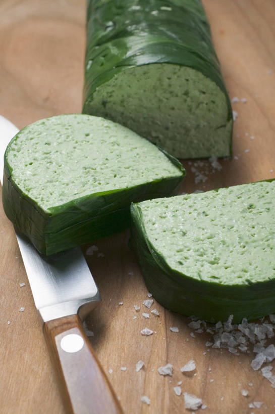 无人,竖图,俯视,室内,特写,白天,餐桌,桌子,蔬菜,金属制品,一把,切开,阴影,新鲜,反射,金属,木制,工具,影子,食品,案板,刀具,砧板,食物,木制品,刀,切,有机食品,绿色食品,餐台,菜刀,横截面,剖面,切面,切菜刀,截面,菜芝,山蒜,小根菜,小根蒜,薤白,野葱,野蒜,野小蒜,截面图形,彩图,高角度拍摄