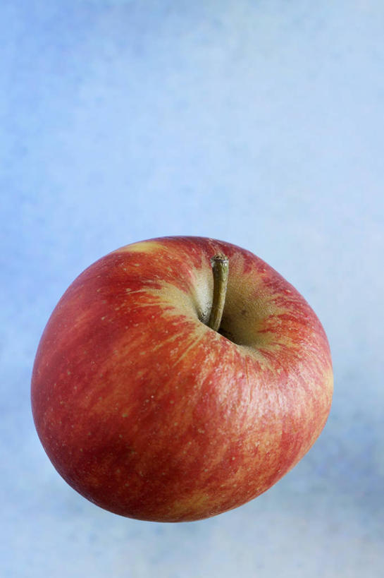 无人,竖图,俯视,室内,特写,白天,餐桌,桌子,苹果,水果,阴影,蓝色背景,新鲜,反射,影子,生食,食品,果实,食物,一个,红色,摄影,有机食品,绿色食品,影棚,单个,餐台,彩图,高角度拍摄,影棚拍摄,拍摄,粉红女士苹果