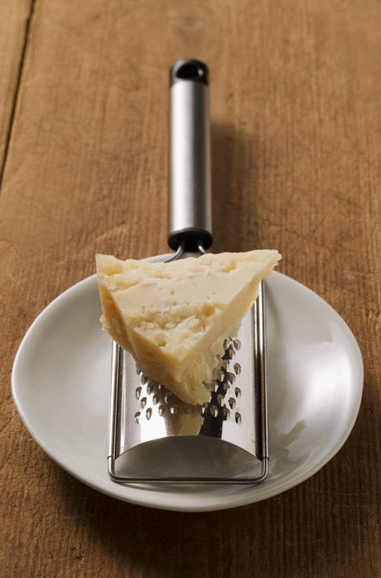 奶酪,无人,竖图,俯视,室内,特写,白天,餐桌,桌子,餐具,金属制品,阴影,反射,金属,木制,碟子,盘,影子,干酪,起司,芝士,营养,一个,白色,盘子,木制品,碟,乳酪,单个,餐台,乳制品,发酵,擦菜板,彩图,高角度拍摄,擦丝板,刨菜板,刨菜器,切丝器