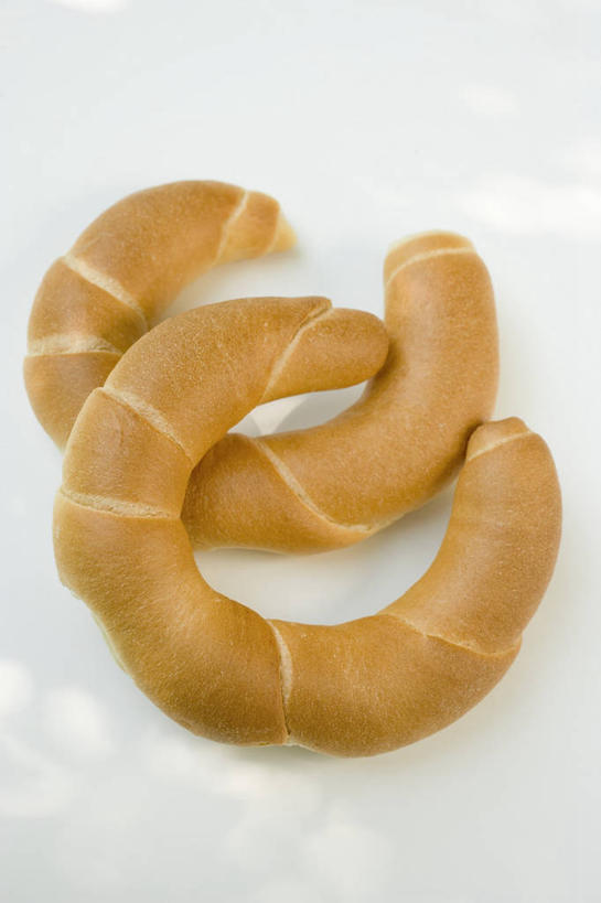 点心,面包,无人,竖图,俯视,室内,特写,白天,白色背景,餐桌,桌子,阴影,反射,影子,食品,面点,羊角面包,食物,糕点,两个,牛角面包,摄影,影棚,餐台,彩图,高角度拍摄,影棚拍摄,拍摄