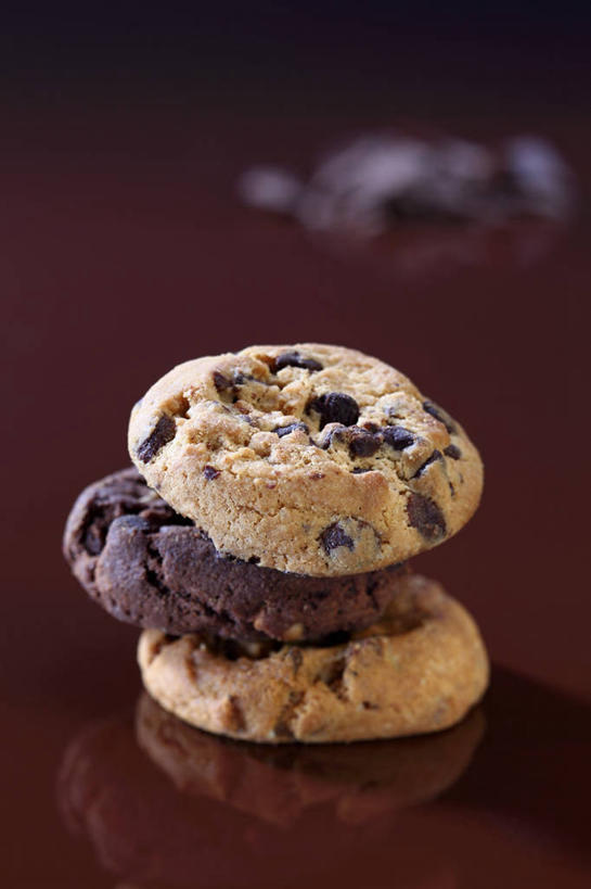 点心,无人,竖图,俯视,室内,特写,白天,餐桌,桌子,一堆,阴影,堆叠,堆积,朦胧,模糊,反射,木制,影子,食品,糖,糖果,甜点,甜品,食物,三个,木制品,饼干,甜食,零食,巧克力,餐台,朱古力,堆,巧克力饼干,彩图,高角度拍摄