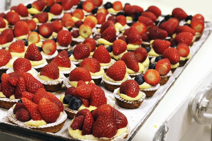 点心,无人,商店,横图,俯视,室内,特写,白天,下午茶,餐桌,桌子,草莓,浆果,餐具,水果,一排,许多,阴影,新鲜,整齐,反射,碟子,盘,影子,生食,食品,果实,蛋挞,商铺,食物,糕点,排列,红色,盘子,碟,有机食品,绿色食品,餐台,队列,市肆,商号,面包店,蛋塔,洋莓,水果皇后,红莓,地莓,彩图,高角度拍摄,店铺,草莓蛋挞