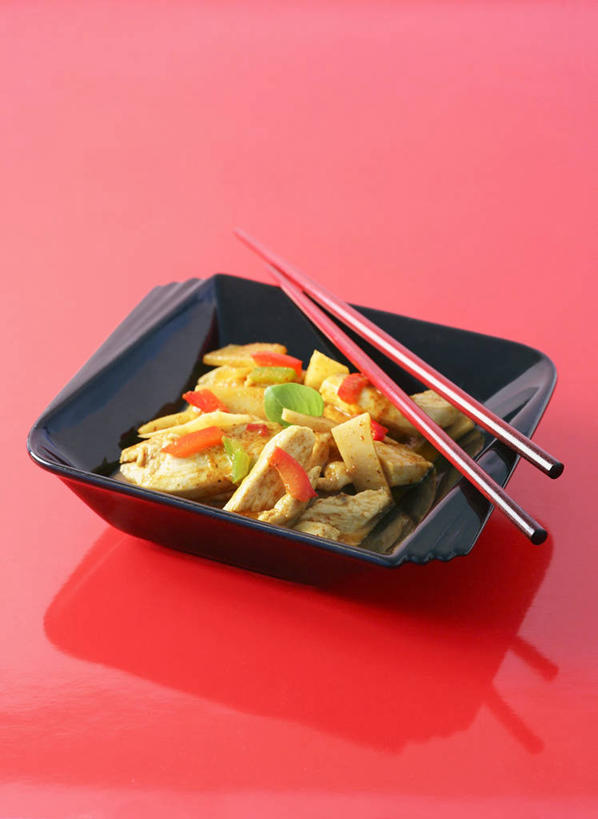 咖哩,无人,竖图,俯视,室内,特写,白天,烹饪,筷子,桌面,桌子,土豆,餐具,一双,阴影,红色背景,反射,木制,影子,陶瓷,调料,鸡肉,肉,料理,食品,陶瓷制品,调味品,调味料,文化,传统,咖喱,菜肴,美食,肉类,食物,一个,木制品,容器,碗,摄影,佳肴,影棚,单个,储藏,礼节,储存,礼仪,肉食,咖喱鸡,咖喱鸡块,馍馍蛋,印度菜,印度料理,进餐用具,洋芋,山药蛋,马铃薯,彩图,高角度拍摄,影棚拍摄,拍摄,贮存