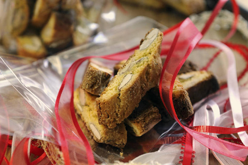 点心,无人,横图,俯视,室内,特写,白天,一堆,许多,阴影,堆叠,堆积,朦胧,模糊,反射,包装,包装纸,丝绸,丝带,影子,纸,食品,甜点,缎带,纸张,绸带,食物,糕点,红色,饼干,甜食,零食,堆,包装材料,比斯考提,咖啡饼干,意式饼干,彩图,高角度拍摄,玻璃纸