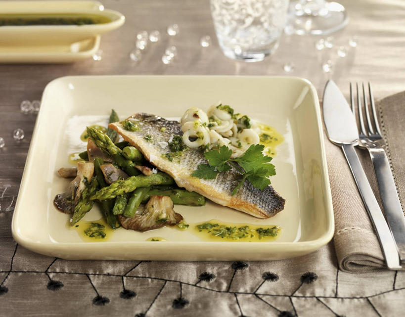 无人,横图,俯视,室内,特写,白天,烹饪,西餐,桌面,桌子,鱿鱼,芦笋,蔬菜,餐具,阴影,新鲜,反射,木制,鱼,叉子,刀叉,刀子,碟子,盘,影子,白芦笋,菌菇,蘑菇,肉,鱼肉,料理,食品,菌类,水产,菜肴,美食,肉类,鱼类,食物,盘子,木制品,碟,食用菌,西式,佳肴,有机食品,绿色食品,水生动物,餐刀,水生物,鳊鱼,肉食,武昌鱼,餐叉,鳊花,槎头鳊,缩项鳊,鲂鱼,进餐用具,柔鱼,枪乌贼,猪尾巴,药鸡豆子,石刁柏,蚂蚁杆,龙须菜,狼尾巴根,彩图,高角度拍摄