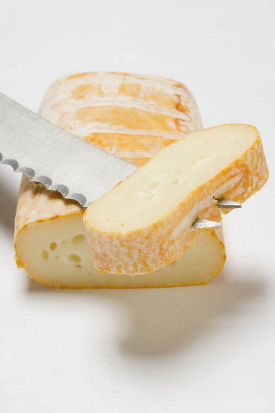 点心,面包,无人,竖图,俯视,室内,特写,白天,白色背景,桌面,桌子,一把,切开,阴影,反射,木制,工具,影子,食品,面点,刀具,食物,糕点,木制品,刀,切,摄影,影棚,剖面,切面,奶酪刀,芝士刀,彩图,高角度拍摄,影棚拍摄,拍摄