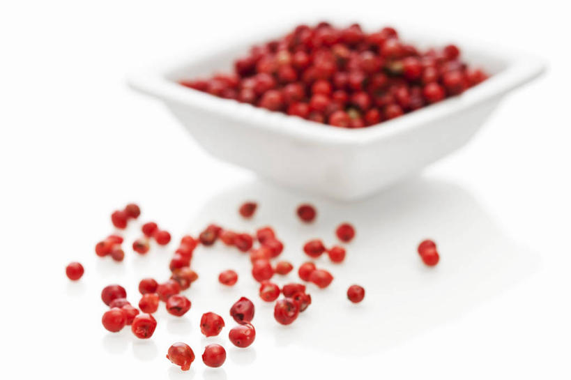 无人,横图,俯视,室内,特写,白天,白色背景,桌面,桌子,一堆,许多,阴影,堆叠,堆积,朦胧,模糊,反射,木制,影子,陶瓷,调料,调味,香料,佐料,陶瓷制品,调味品,调味料,一个,木制品,容器,碗,摄影,影棚,单个,储藏,堆,配料,储存,作料,红胡椒,胡椒,彩图,高角度拍摄,影棚拍摄,拍摄,贮存